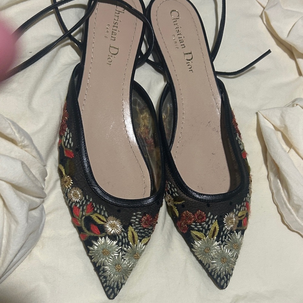 Authentic ⭐️⭐️Dior ⭐️⭐️ Black  kitten Heels sling back Floral Design